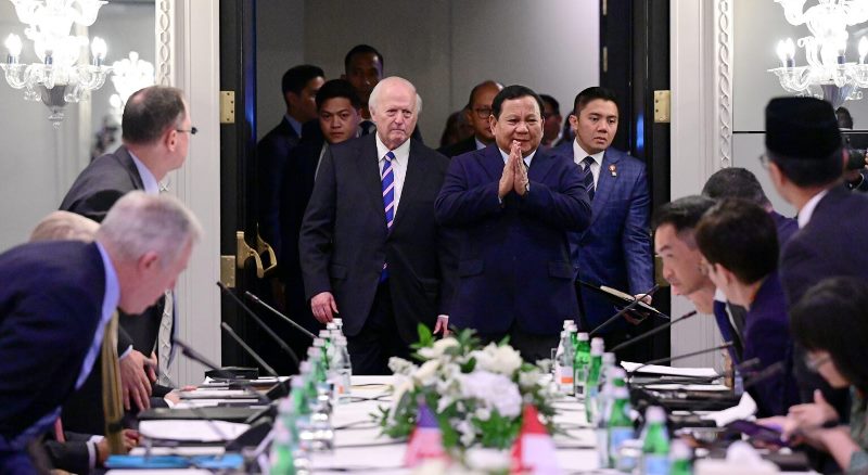 Presiden Prabowo Subianto melakukan pertemuan dengan anggota korporasi The United States-Indonesia Society (USINDO) yang digelar di Ruang Dumbarton, Hotel Four Season, Washington DC, Senin (11/11/2024). (Foto: BPMI Setpres/Muchlis Jr)