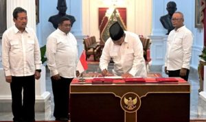 Presiden Prabowo Subianto secara resmi menandatangani Peraturan Pemerintah (PP) Nomor 47 Tahun 2024 tentang Penghapusan Piutang Macet untuk pelaku Usaha Mikro, Kecil, dan Menengah (UMKM). (Foto: BPMI Setpres)