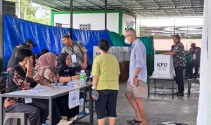Proses pencoblosan di TPS. (Foto: Hasura/Presmedia.id)