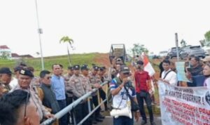 Puluhan wartawan dari Aliansi Wartawan Kepri (AWAK) menggelar aksi demonstrasi di kantor gubernur Kepri, mendesak Gubernur Kepri, Ansar Ahmad, mencopot Kepala Dinas Komunikasi dan Informatika (Diskominfo) Kepri, Hasan Sos, yang telah ditetapkan sebagai tersangka Selasa (19/11/2024). (Foto: Istimewa Presmedia.id)