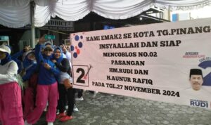 Ratusan kaum Hawa (Wanita dan ibu-ibu-red) Tanjungpinang, mengkampanyekan, calon Gubernur Kepulauan Riau HM.Rudi-H.Aunur Rafiq sebagai gubernur Kepri di halaman ruko Ganet Center di Kelurahan Air Raja, Minggu (17/11/2024).