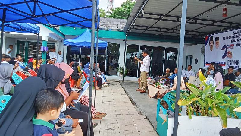 Ratusan warga dan Pedagang Kaki Lima (PKL) di kawasan Taman Gurindam 12, Tepi Laut Tanjungpinang, memadati kampanye dialogis pasangan calon Gubernur dan Wakil Gubernur Kepri nomor HM.Rudi-Aunur Rofiq Rabu (20/11/2024).
