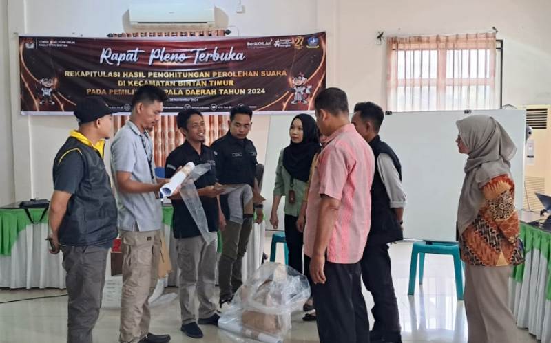 Rekapitulasi Hasil Penghitungan Suara di PPK Bintan Timur Rekapitulasi Hasil Penghitungan Suara di PPK Bintan Timur. (Foto: Hasura/Presmedia.id)