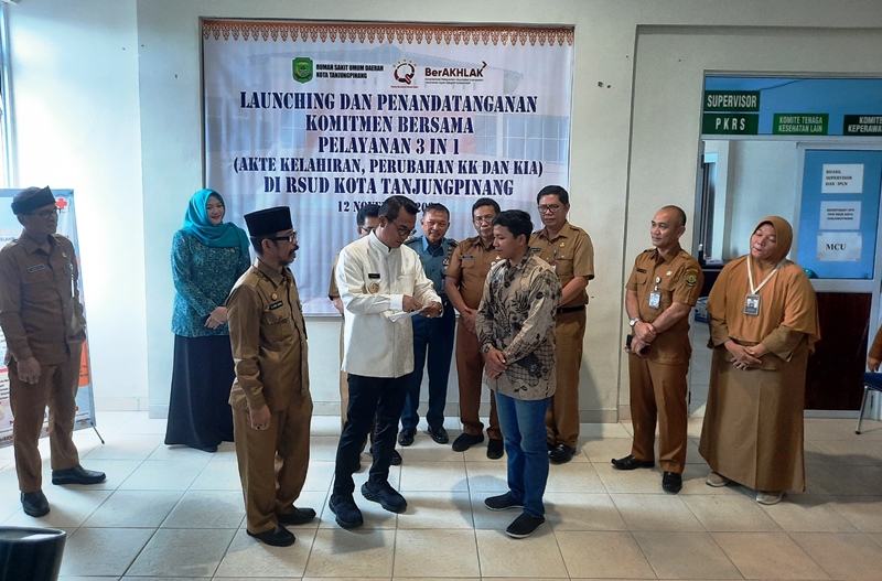 Salah satu warga saat menerima dokumen pengurusan 3 in 1 di RSUD Salah satu warga saat menerima dokumen pengurusan 3 in 1 di RSUD. (Foto: Roland/Presmedia.id)