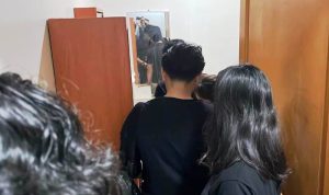 Satreskrim Polres Bintan dan Unit Reskrim Polsek Bintan Utara geledah kamar pelaku TPPO di Tanjung Uban Selatan Kecamatan Bintan Utara. (Foto: Humas Polres Bintan)