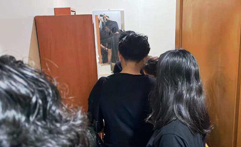 Satreskrim Polres Bintan dan Unit Reskrim Polsek Bintan Utara geledah kamar pelaku TPPO di Tanjung Uban Selatan Kecamatan Bintan Utara. (Foto: Humas Polres Bintan)