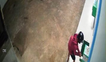 Seorang pelaku terekam CCTV saat membongkar kotak infaq TPQ Masjid Bahrul Ulum. (Foto: Tangkapan Layar Video Rekaman CCTV Masjid)