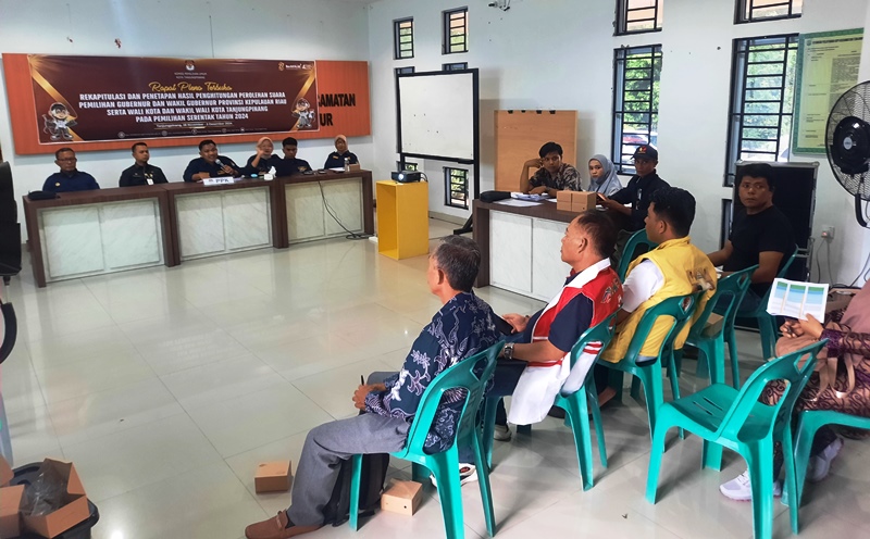 Suasana rapat pleno terbuka di Kecamatan Tanjungpinang Timur Suasana rapat pleno terbuka di Kecamatan Tanjungpinang Timur. (Foto: Roland/Presmedia.id)