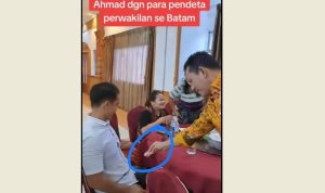 Tangkapan layar rekaman video yang beredar memperlihatkan Calon Gubernur Ansar Ahmad memberikan uang pada pengunjung di acara pertemuan Pendeta se-kota Batam. (Foto: Tangkapan Foto yang beredar di Video)