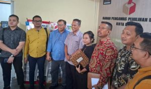Tim Hukum dan Advokasi pasangan calon Gubernur dan Wakil Gubernur Kepulauan Riau (Kepri) HM.Rudi-H Aunur Rafiq saat melaporkan dugaan pelanggaran kampanye, penggunaan fasilitas pemerintah tempat kampanye di Batam. (Foto: Wido S)