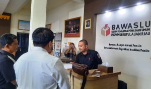 Tim Pemenangan Pasangan calon (Paslon) Gubernur dan Wakil Gubernur Provinsi Kepulauan Riau (Kepri), Ansar-Nyanyang, didampingi oleh Novaliandri Fathir, Hendy Amerta, dan Muslim Matondang di Bawaslu Kepri. (Foto: Roland/Presmedia.id)