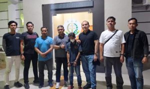 Tim Tabur (Tangkap Buronan) Intelijen Kejaksaan Tinggi Kepulauan Riau bersama dengan Tim Intelijen Kejaksaan Negeri Way Kanan mengamankan (DPO) buronan kasus pencabulan Batam, Martinus Eko Widodo di Lampung. (Foto: Penkum Kejati Kepri)