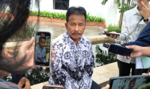 Wali kota Batam HM.Rudi saat memberikan pernyataan, membantah adanya isu penggusuran di Baloi Kolam Batam. (Foto: Wido S)