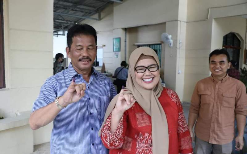 Walikota Batam HM.Rudi dan Istri Marlin Agustina menunjukan jari bertinta sebagai bukti telah menyalurkan hak pilih Pilkada 2024 di TPS 017 Rosedale Batam Walikota Batam HM.Rudi dan Istri, Marlin Agustina menunjukan jari bertinta sebagai bukti telah menyalurkan hak pilih, Pilkada 2024 di TPS 017 Rosedale-Batam. (Foto: Wido S)