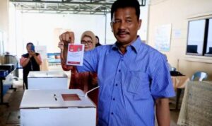 Walikota Batam HM.Rudi dan Istri, Marlin Agustina saat menyalurkan hak pilih, Pilkada 2024 di TPS 017 Rosedale-Batam.