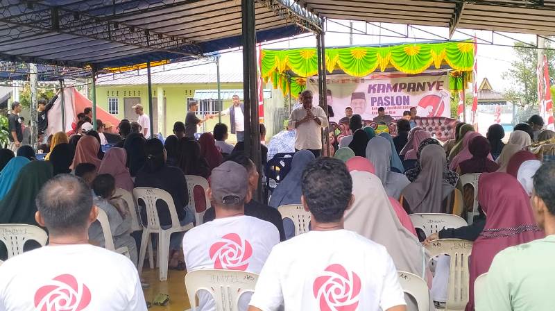 Warga Bintan pesisir kabupaten Bintan tetap semangat menghadiri kampanye dialogis pasangan calon Gubernur dan Wakil Gubernur Kepulauan Riau Kepri H Muhammad Rudi dan H Aunur Rafiq Rudi Rafiq Warga Bintan pesisir kabupaten Bintan tetap semangat menghadiri kampanye dialogis pasangan calon Gubernur dan Wakil Gubernur Kepulauan Riau (Kepri), H Muhammad Rudi dan H Aunur Rafiq (Rudi-Rafiq), Kamis (14/11/2024).
