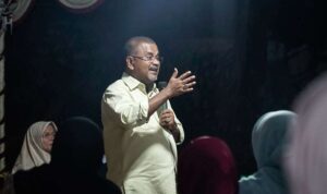 Warga Harjosari Kecamatan Tebing, Kabupaten Karimun saat menghadiri kampanye dialogis calon Wakil Gubernur Kepulauan Riau (Kepri) H.Aunur Rafiq, di lapangan Kelurahan Harjosari-Karimun. (Foto: tim HMR)