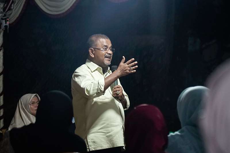 Warga Harjosari Kecamatan Tebing, Kabupaten Karimun saat menghadiri kampanye dialogis calon Wakil Gubernur Kepulauan Riau (Kepri) H.Aunur Rafiq, di lapangan Kelurahan Harjosari-Karimun. (Foto: tim HMR)