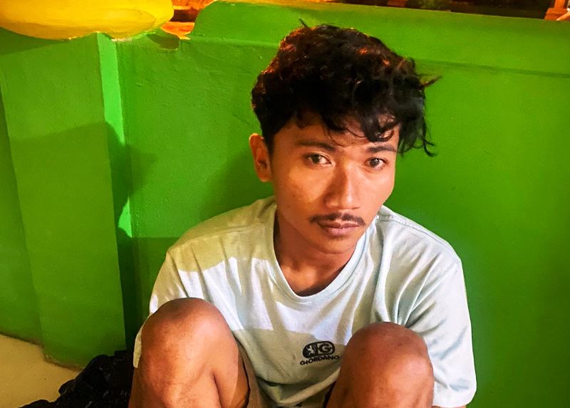 Aw 22 pelaku pencuri kotak infak saat diamankan pengurus Masjid As Sakinah Tanjungpinang Aw (22) pelaku pencuri kotak infak saat diamankan pengurus Masjid As-Sakinah Tanjungpinang. (Foto: Roland/Presmedia.id)