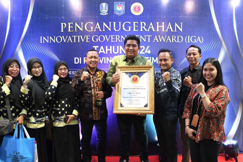 Bupati Bintan Roby Kurniawan bersama Disdukcapil Bintan Rusli menerima Penghargaan IGA 2024. (Foto: Diskominfo Bintan)
