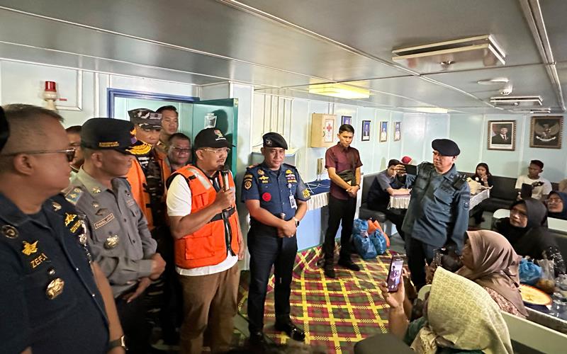 Bupati Tanjung Jabong Anwar Sadat melepaskan keberangkatan warga Jambi dengan menumpangi KN Sarotama P 112 menuju Kota Batam Bupati Tanjung Jabong Anwar Sadat melepaskan keberangkatan warga Jambi dengan menumpangi KN Sarotama P-112 menuju Kota Batam. (Foto: KPLP Tanjung Uban)