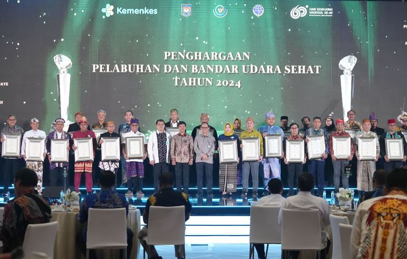 Delapan pelabuhan perikanan yang dikelola oleh Kementerian Kelautan dan Perikanan KKP berhasil meraih penghargaan sebagai Pelabuhan dan Bandar Udara Sehat PBUS 2024 dari Kementerian Kesehatan Delapan pelabuhan perikanan yang dikelola oleh Kementerian Kelautan dan Perikanan (KKP) berhasil meraih penghargaan sebagai Pelabuhan dan Bandar Udara Sehat (PBUS) 2024 dari Kementerian Kesehatan (Kemenkes).