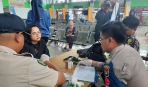 Dokter Kesehatan Polresta Tanjungpinang memberikan layanan cek kesehatan dan pengobatan gratis kepada calon penumpang selama perayaan natal dan tahun baru 2025 di Pelabuhan Sri Bintan Pura (SBP) Tanjungpinang (Roland/Presmedia).