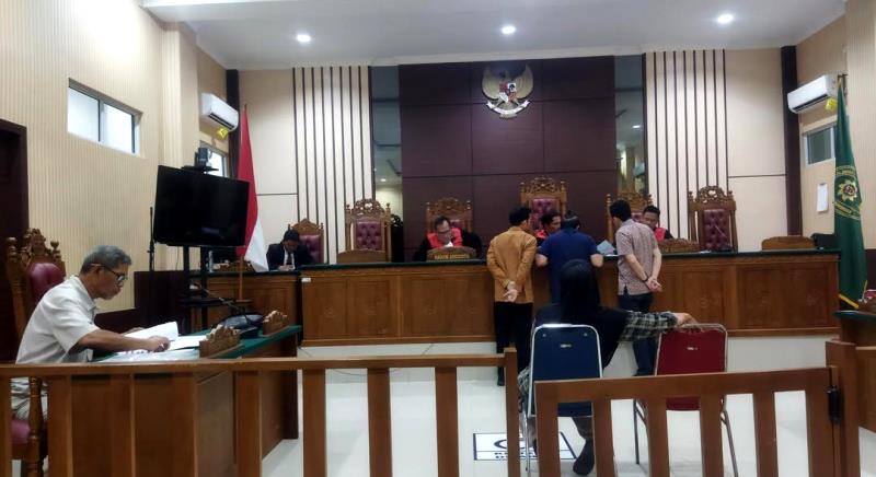Dua orang saksi tergugat Heri selaku karyawan Money Changer PT. Mulia Mutiara dan Ketua RT setempat, Titik Sundari di Pengadilan Negeri (PN) Tanjungpinang. (Foto: Roland/Presmedia.id)