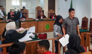 Dua terdakwa Joko Utomo dan Titi Diana usai usai menjalani sidang dituntut di PN Tanjungpinang (Roland/Presmedia)