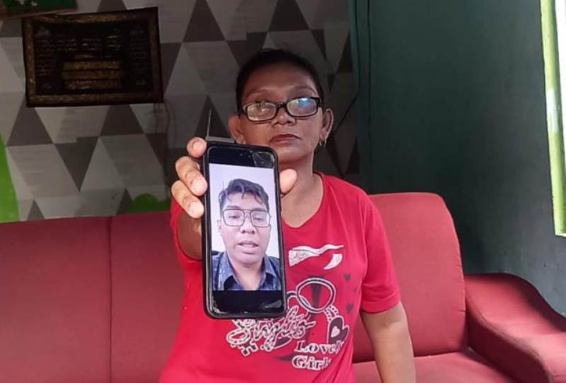 Ibu Korban Dessi saat menunjukan foto anaknya yang menjadi korban PMI non prosedural ke Kamboja Ibu Korban, Dessi saat menunjukan foto anaknya yang menjadi korban PMI non prosedural ke Kamboja. (Foto: Roland/Presmedia.id)