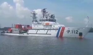KN Sarotama P-112 berlayar menuju Pelabuhan Kuala Tungkal Jambi untuk mengangkut penumpang. (Foto KPLP Tanjung Uban)