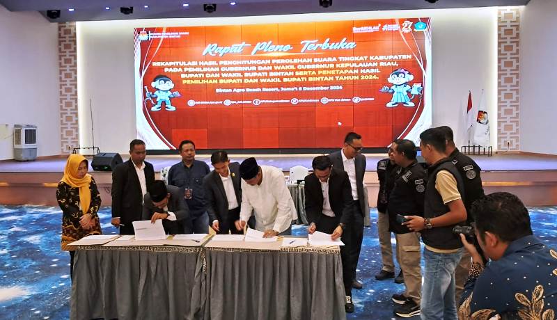 KPU Bintan dan saksi saksi Paslon menandatangani berkas rekapitulasi KPU Bintan dan saksi-saksi Paslon menandatangani berkas rekapitulasi. (Foto: Hasura/Presmedia.id)
