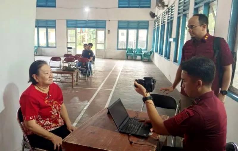 Kantor Imigrasi Kelas II Tempat Pemeriksaan Imigrasi (TPI) Ranai, Kabupaten Natuna, Kepulauan Riau, melakukan perekaman data biometrik paspor. (Foto: Imigrasi Ranai)