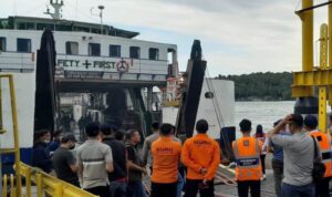 Basarnas Tanjungpinang sedang membantu pemadaman dan evakuasi penumpang Kapal Roro KMP Mulia Nusantara di Pelabuhan Punggur Kota Batam. (Foto Basarnas Tanjungpinang)