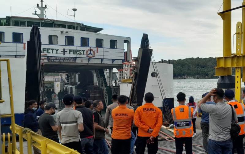 Kapal Roro KMP.Mulia Nusantara Terbakar di Perairan Telaga Punggur Batam pada Rabu 25 Desember 2014 Basarnas Tanjungpinang sedang membantu pemadaman dan evakuasi penumpang Kapal Roro KMP Mulia Nusantara di Pelabuhan Punggur Kota Batam. (Foto Basarnas Tanjungpinang)