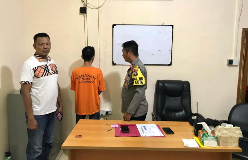 Kapolsek Tanjungpinang Kota Iptu Alson saat mengintrogasi pelaku di Polsek Tanjungpinang Kota. (Foto: Polsek Tanjungpinang Kota)