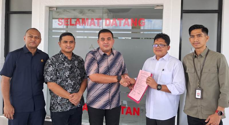 Kasi Keamanan Negara Ketertiban Umum dan Pidana Umum Lainnya Kejati Kepri Haryo Nugroho menyerahkan berkas barang bukti 520 ekor benih lobster ke BPBL Kota Batam di Halaman Kantor Kejari Bintan Kasi Keamanan Negara, Ketertiban Umum dan Pidana Umum Lainnya Kejati Kepri, Haryo Nugroho menyerahkan berkas barang bukti 520 ekor benih lobster ke BPBL Kota Batam di Halaman Kantor Kejari Bintan, Jumat (6/12/2024).Foto Hasura