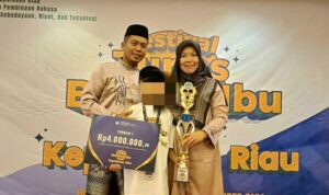 Kedua ortu siswa sekolah dasar (SD) Negeri 005 Tanjungpinang Kota saat berfoto dengan anaknya. (Foto: Ortu)