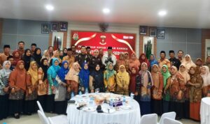 Kejari Tanjungpinang foto bersama dengan guru-guru di Tanjungpinang. (Foto: Roland/Presmedia.id)