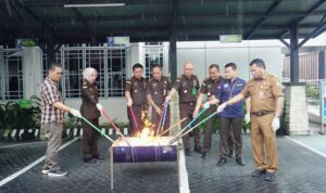 Kejari Tanjungpinang musnahkan barang bukti belasan perkara bersama stakeholder terkait. (Foto: Kejari Tanjungpinang)