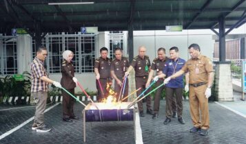 Kejari Tanjungpinang musnahkan barang bukti belasan perkara bersama stakeholder terkait. (Foto: Kejari Tanjungpinang)