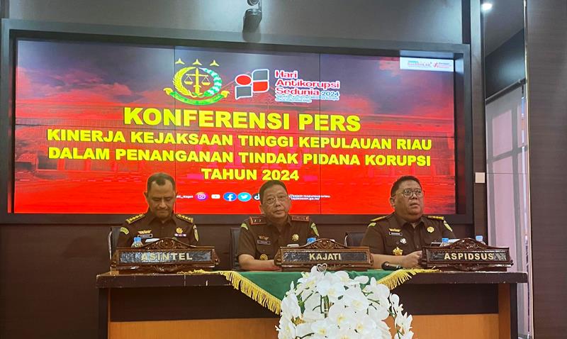 Kejati Kepri press rilis pembangunan kasus korupsi. (Foto: Roland/Presmedia.id)
