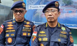 Kepala KPPBC Tipe Madya Pabean B Tanjungpinang, Tri Hartana saat didampingi Kepala Seksi P2 Kantor Bea Cukai Tanjungpinang, Ade Novan. (Foto: Roland/Presmedia.id)