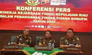 Kepala kejaksaan Tinggi Kepri Teguh Subroto, Asisten Tindak Pidana Khusus (Pidsus) Kejati Kepri Mukharom dan Asisten Intelijen (Asintel) Kejati Kepri Tengku Firdaus saat menggelar Pers Rilis di kejati Kepri. (Foto: Presmedia.id)