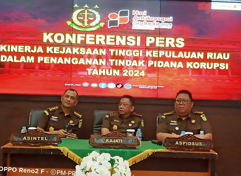 Kepala kejaksaan Tinggi Kepri Teguh Subroto Asisten Tindak Pidana Khusus Pidsus Kejati Kepri Mukharom dan Asisten Intelijen Asintel Kejati Kepri Tengku Firdaus saat menggelar Pers Rilis di kejati Kepri Kepala kejaksaan Tinggi Kepri Teguh Subroto, Asisten Tindak Pidana Khusus (Pidsus) Kejati Kepri Mukharom dan Asisten Intelijen (Asintel) Kejati Kepri Tengku Firdaus saat menggelar Pers Rilis di kejati Kepri. (Foto: Presmedia.id)