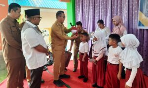 PJ Walikota Tanjungpinang membagikan seragam gratis secara simbolis di SMPN 1 Tanjungpinang. (Foto: Roland/Presmedia.id)