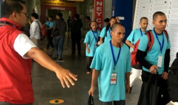 PMI nonprosedural dideportasi dari Malaysia Melalui Pelabuhan SBP Tanjungpinang. (Foto: Roland/Presmedia.id)