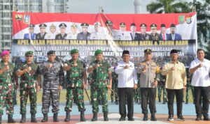 Pangdam I/Bukit Barisan (BB) Mayjen TNI Galuh Rio Firdianto didampingi Gubernur Kepri Ansar Ahmad dan Kapolda Kepri Irjen Pol Yan Fitri Halimansyah dan pimpinan Forkopimda lainya saat melakukan Apel Gelar Pasukan Pengamanan Natal dan Tahun Baru 2024/2025 di Lapangan Engku Putri, Kota Batam, Provinsi Kepri, pada Senin (23/12/2024).