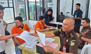 Penyidik Polda Kepri menyerahkan tahap II 12 tersangka dan barang bukti 10 orang oknum Polisi dan 2 orang sipil dalam kasus narkoba sabu di Batam. (Foto: Penkum Kejati Kepri)