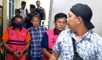 Penyidik Polda kepri dan Kejari Tanjungpinang membawa kedua tersangka untuk ditahan. (Foto: Roland/Presmedia.id)